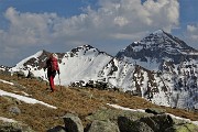 43 Continuiamo a salire seguendo la traccia con davanti il Siltri ed il Cavallo